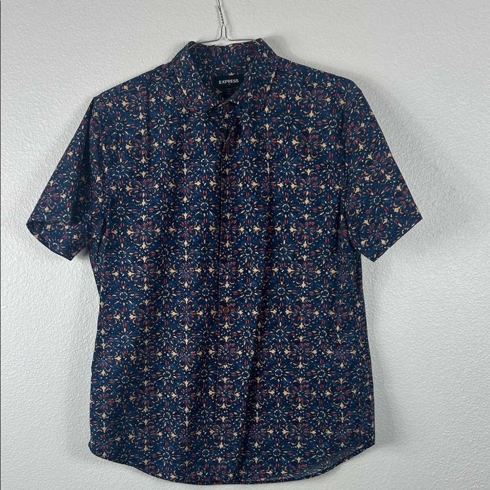 Express Men's Navy and Red Patterned Shortsleeved Button Up Shirt